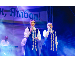 Николина и Мария Чакърдъкови пяха и танцуваха с хиляди хора в Деня на Ямбол