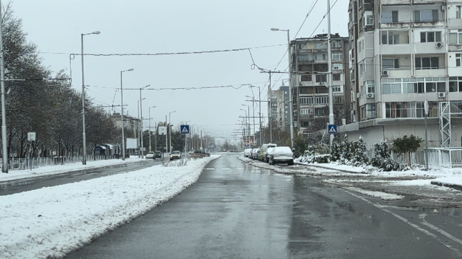 Проходими при зимни условия са всички пътищата от републиканската пътна мрежа в област Бургас, съобщиха от Областното пътно управление. Дежурните екипи...
