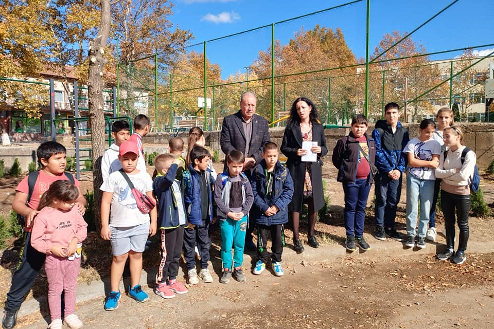 Нова площадка за фитнес на открито зарадва децата в Болярово в днешния ден. За нея по Програма "За чиста околна среда" бяха отпуснати близо 15 хиляди лева,...