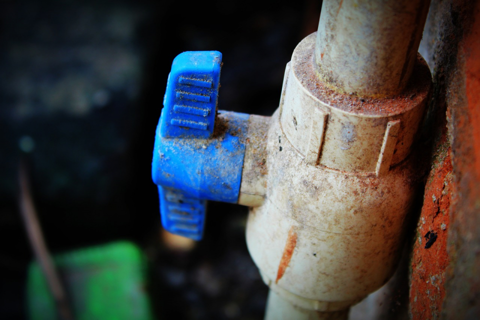Две аварии има днес на водопроводната мрежа в Ямбол, научи 999 от „ВиК“. С цел отстраняването им е временно прекъснато водоснабдяването отново в ж-к. „Хале“...