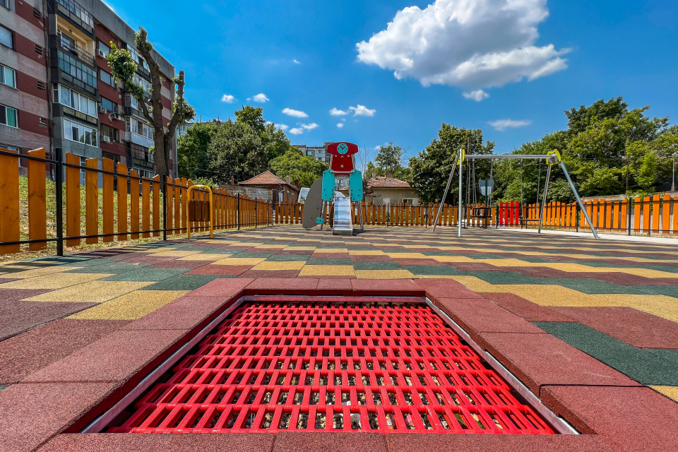 Шест нови детски площадки в различни квартали на Ямбол вече са напълно завършени и отворени за малчуганите. Съоръженията се намират в квартал „Аврен“ (ул....