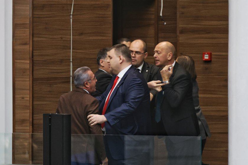 Депутати от "Възраждане" се опитват да изключат звука от колоните в пленарната зала, докато председателят на енергийната комисия Делян Добрев представя...