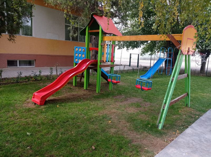 Зам.кметът Пепа Чиликова посети ДГ „Здравец“ в кв. „Речица“, където е приключило облагородяването на двора за игра на децата. Монтирани са нови и цветни...
