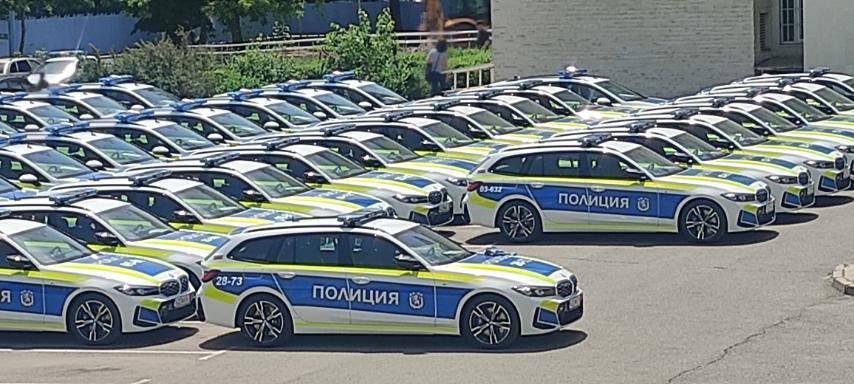 Новите полицейски автомобили са закупени с пари от Фонда за безопасност на движението, който събира глобите на нарушителите. Организирана е съответната...