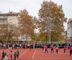 Ново комбинирано спортно игрище беше открито в двора на Иновативно основно училище „Николай Петрини“ в Ямбол