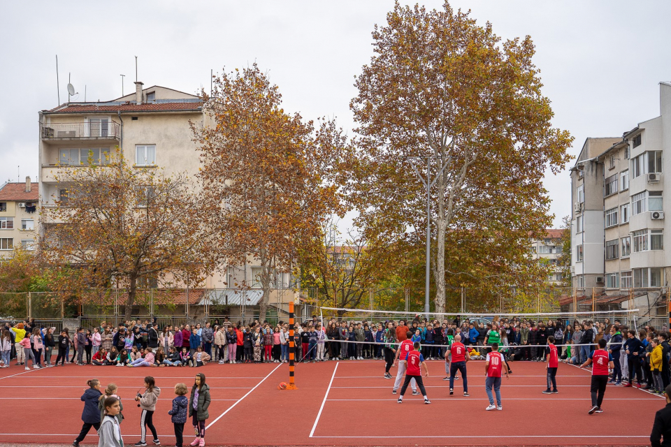 С танци на мажоретките от Иновативно основно училище „Николай Петрини“ в двора на учебното заведение беше открито още едно комбинирано спортно игрище в...