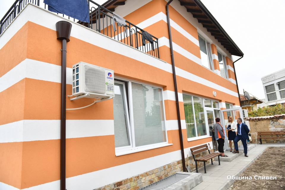 Новото защитено жилище за възрастни с умствени увреждания в Сливен вече посрещна своите потребители. Кметът Стефан Радев се срещна с тях и разгледа новопостроената...