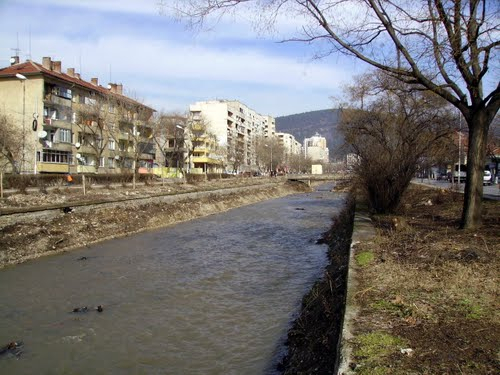 Въпреки падналото количество дъжд и повишеното ниво на водите в реките на територията на община Сливен, няма риск от преливане на речните корита в регулация...