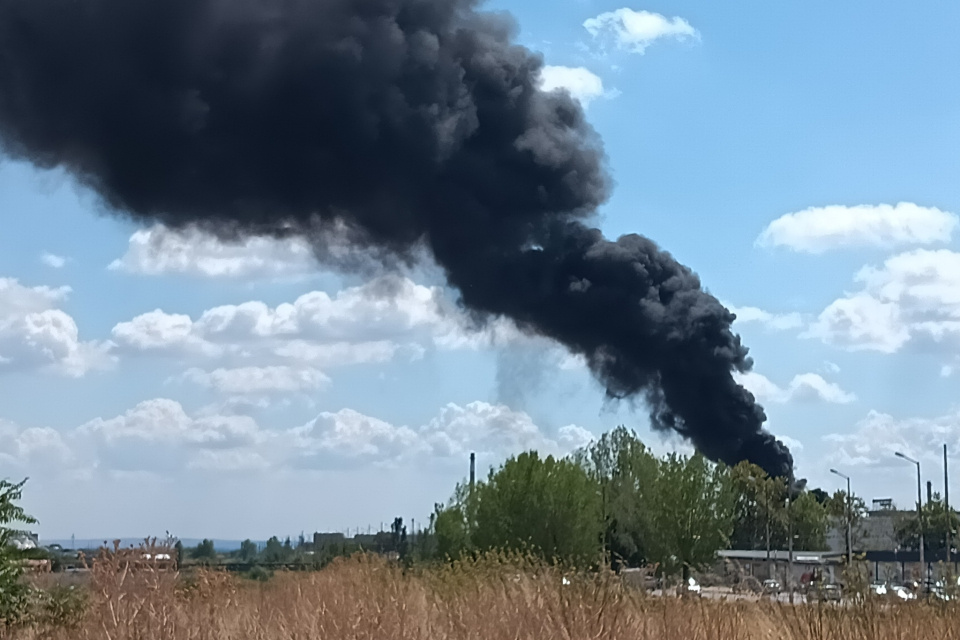 500 кв. м фотоволтаични панели, 600 кв. м изолационно покривно покритие, 4 двигателя на вентилационни системи и 18 покривни димни люкове са щетите от възникналия...
