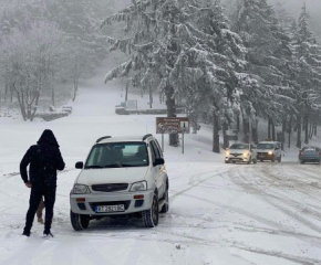 Обилен снеговалеж на Шипка и Хаинбоаз, шофьори се оплакват от неопесъчен път