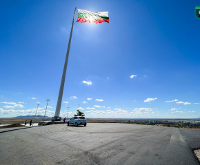 Облагородяването на пространството около 55-метровия пилон с българско знаме в Ямбол продължава