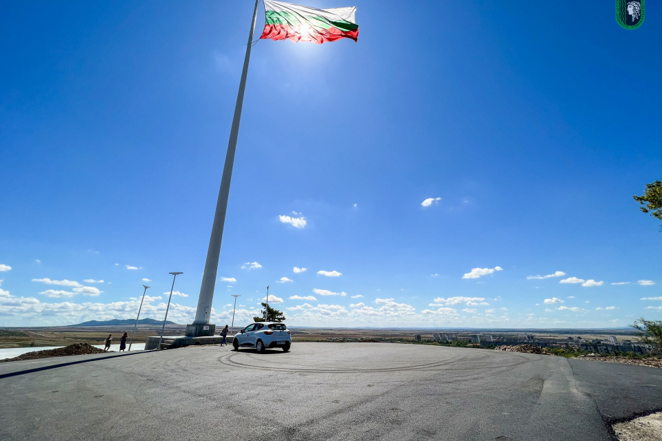 Дейностите по облагородяване на пространството около 55-метровия пилон с българското знаме и на пътя, водещ към него на хълм Боровец в Ямбол, напредват...