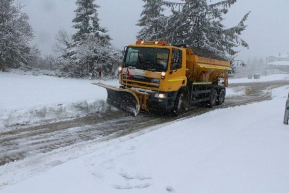 В Ямболска област са в готовност 78 машини за зимното поддържане на 35-километровия участък от автомагистрала "Тракия" и 600 км републиканска пътна мрежа....
