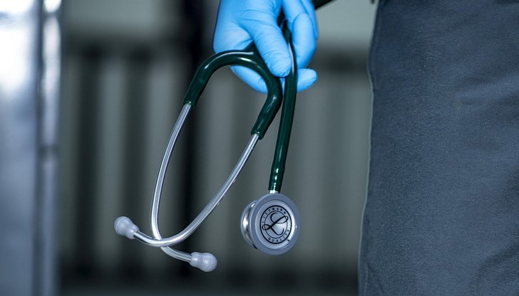 Тази сутрин ген. Венцислав Мутафчийски – председател на Националния оперативен щаб обяви първи случай на заразено медицинско лице, санитар, в Ямбол.
По-късно...