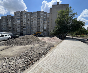 Обновяването на обходната улица в комплекс „Златен рог“ в Ямбол напредва
