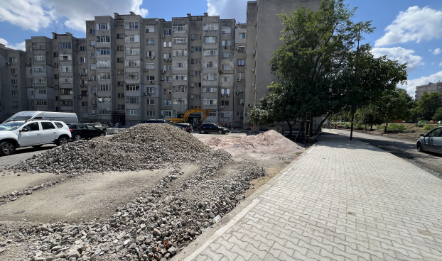 Обновяването на обходната улица в комплекс „Златен рог“ в Ямбол напредва