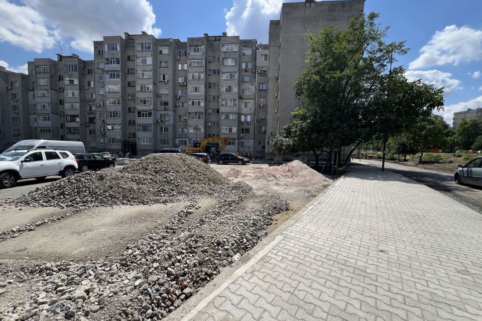 След успешната подмяна на главния водопровод по проект на „ВиК – Ямбол“, Община Ямбол продължава работата по рехабилитация на обходната улица в комплекс...