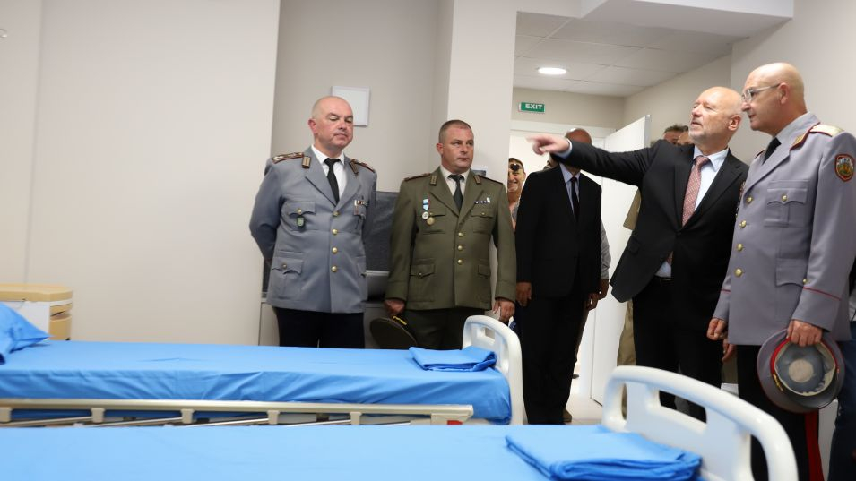 До две години Военната болница в Сливен ще бъде изцяло обновена и оборудвана със съвременна медицинска техника. Това обяви началникът на ВМА-София генерал-майор...