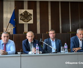 Образователният министър, местната власт и директори на училища обсъдиха важни за образованието теми