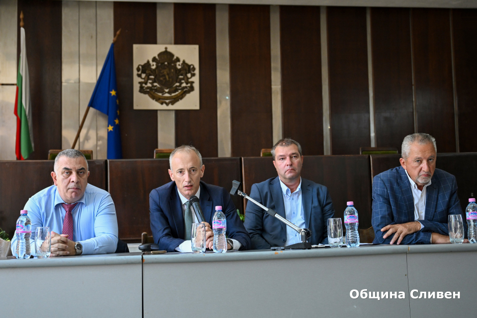 Министърът на образованието и науката Красимир Вълчев проведе работна среща с директори и учители на учебните заведения в община Сливен. Срещата, състояла...