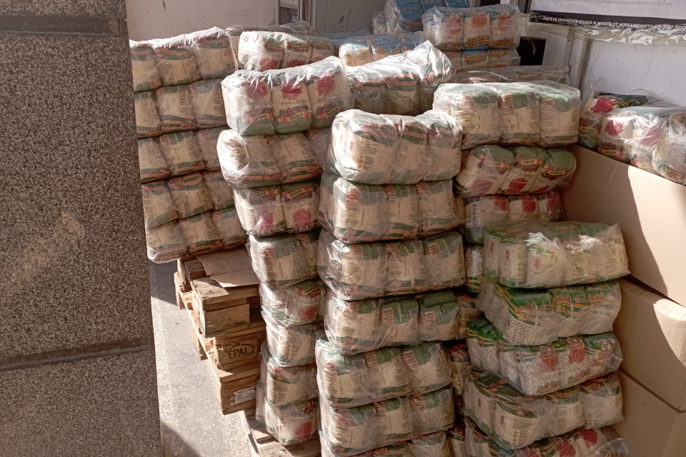 Близо 1 тон пакетирани хранителни продукти бяха дарени от Община Сливен на кметството на сeло Богдан в община Карлово. Населеното място е едно от най-...