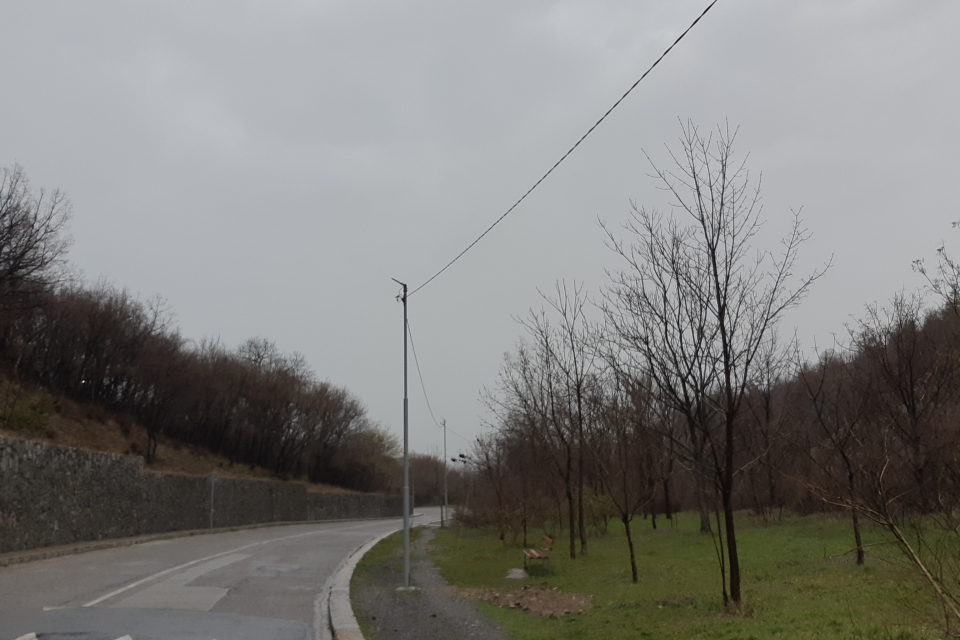 Във връзка с повишаване безопасността и сигурността на движение по пътищата, Община Сливен подобри поетапно уличното осветление по пътя за долна лифтена...
