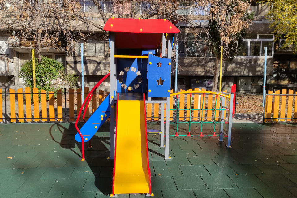 Още една детска площадка в Сливен е изцяло ремонтирана и с нов съвременен облик. Съоръжението се намира между жилищните блокове 23 и 24 в кв. „Дружба“...