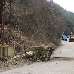 Община Сливен премахна опасен скален къс в района на Селището