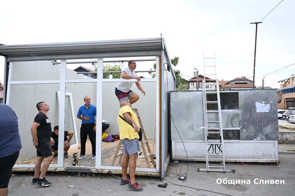 Община Сливен започна днес принудително отстраняване на пет павилиона, поставени без основание на общински терен на площада в кв. „Надежда“. Премахването...
