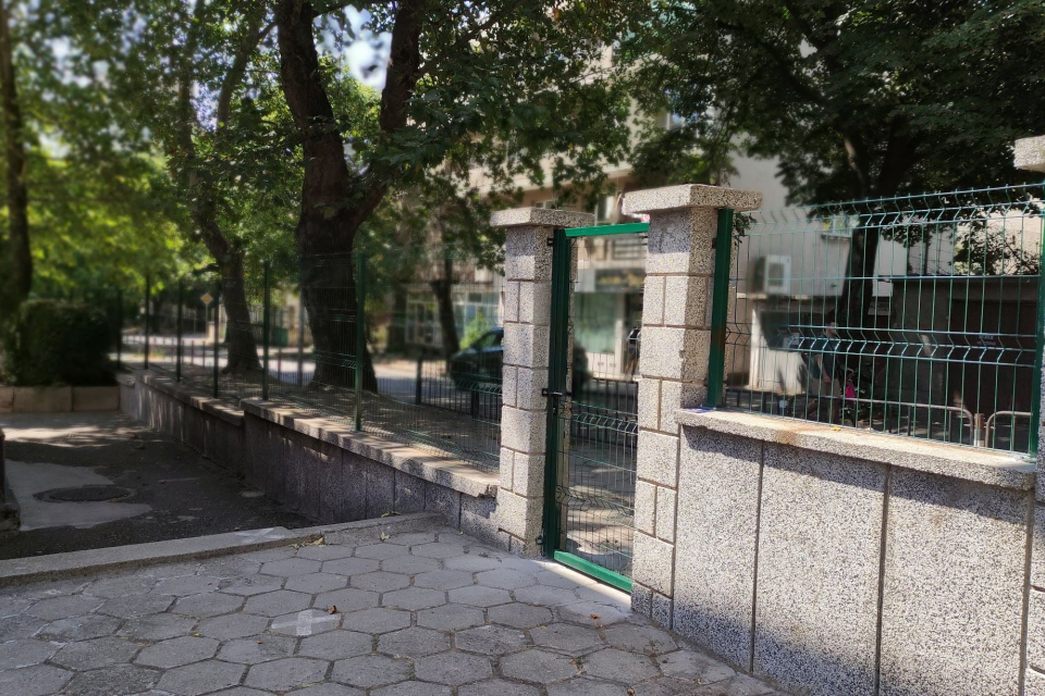 Приключиха ремонтните дейности по оградата на Детска ясла № 14 в Сливен. За това информираха от общинския отдел „Обществени сгради“.
На оградата бяха...