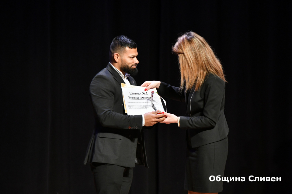 На официална церемония бяха връчени наградите на Общината на най-добрите спортисти, треньори и отбори на Сливен за 2022 г. Кметът Стефан Радев поздрави...