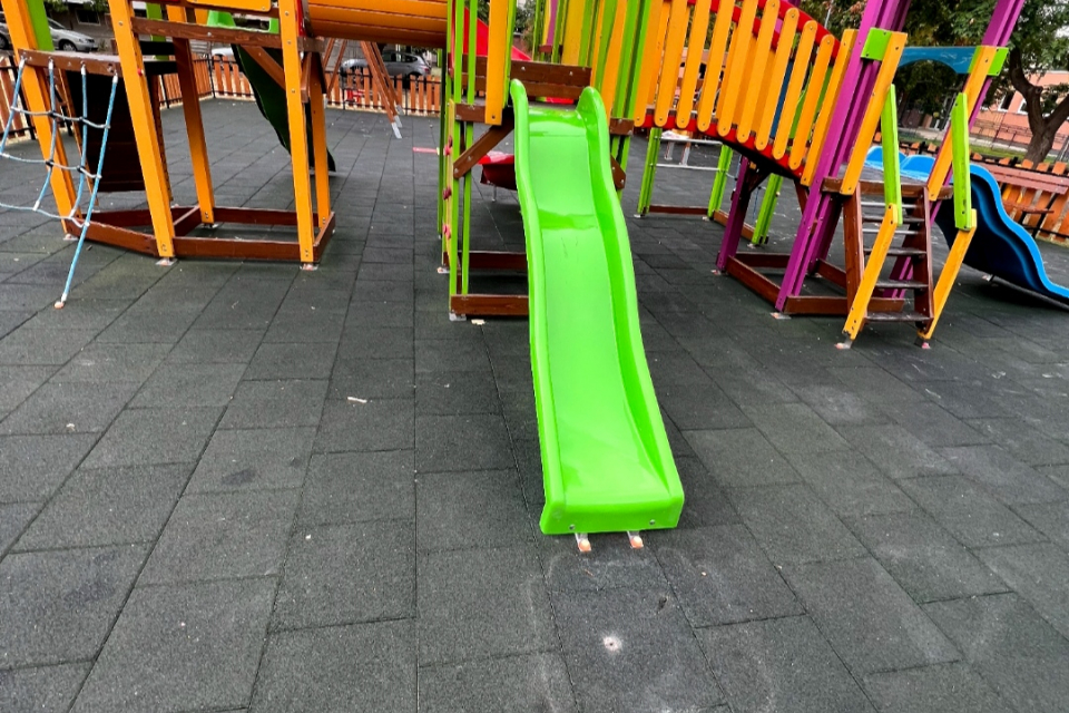 Община Сливен възстанови поредното детско съоръжение, станало обект на вандализъм. Този път става въпрос за елемент – късата пързалка от новата детска...