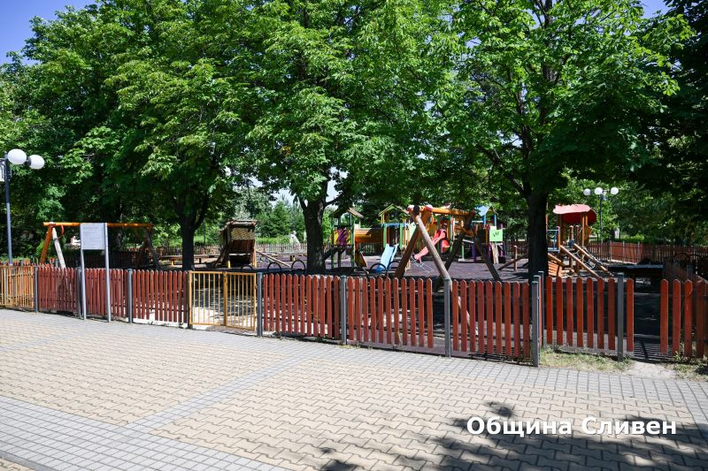 Община Сливен започна цялостно обновяване на детската площадка за деца от 3 до 12-годишна възраст в парк „Юнак“. „Това е най-голямата площадка на Община...