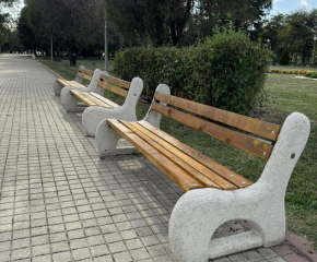 Община Стралджа ремонтира пейки и детски съоръжения в парковете