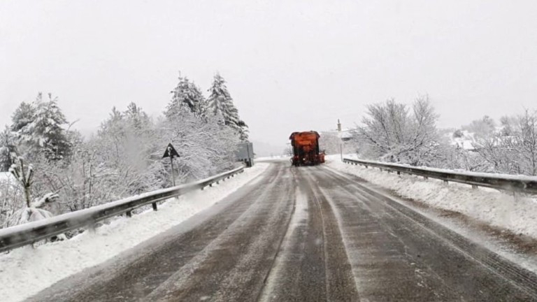 Община Тунджа е в готовност за зимното поддържане на 144 км четвъртокласни пътища на своя територия. Продължава освежаването на маркировката, като за целта...