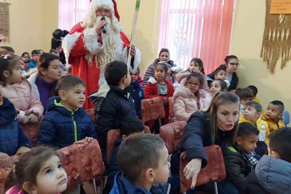 Духът на Коледа се усеща в празничната украса на домовете, на площадите в тунджанските села, в очакването и надеждата на жителите й, най – вече грее в...