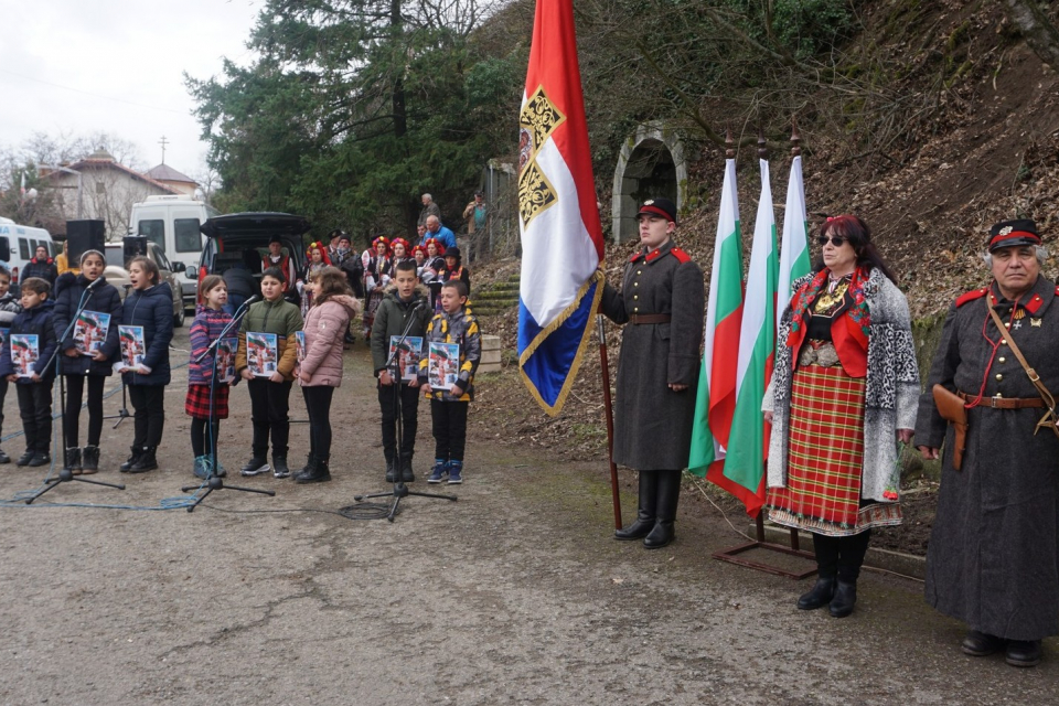 С 20-метров национален флаг, разпънат на химна на Република България, започна тържественото честване на Трети март и 145 години от Освобождението от турско...
