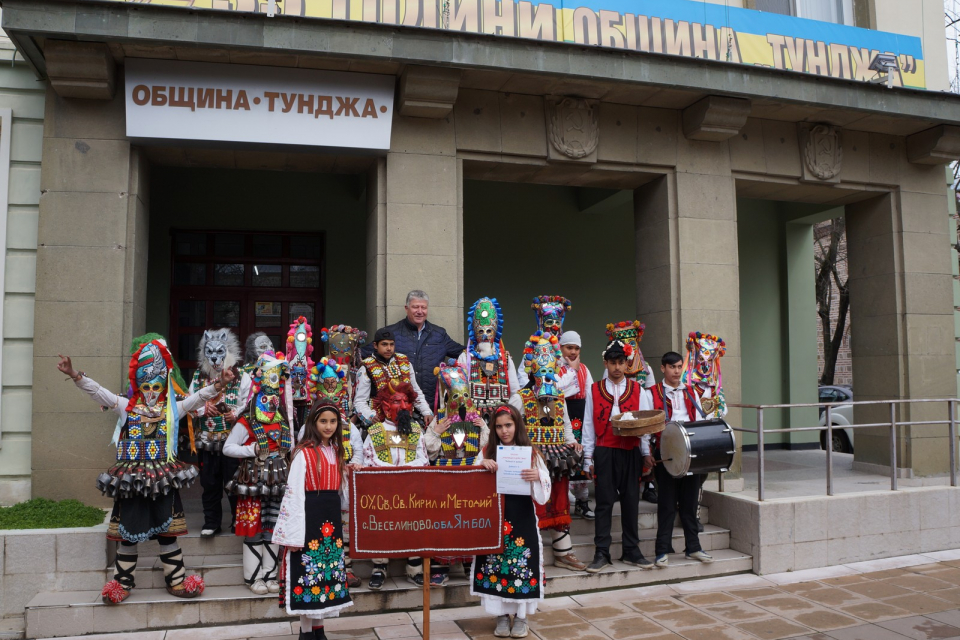 Кукери от ОУ „ Св. св. Кирил и Методий“ с. Веселиново поставиха началото на седмицата на „Кукерландия“ и на Детския фолклорен празник „Аз съм кукерче“....