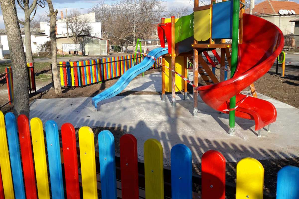 Община „Тунджа“ започна изграждането на 10 детски площадки в различни населени места на обща стойност над 330 хиляди лева с ДДС. В момента се изграждат...
