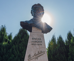 Община Ямбол кани гражданите да поднесат цветя на паметника на Васил Левски по повод 186 години от рождението му