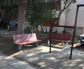 Община Ямбол монтира реновирани пейки в кварталите на града