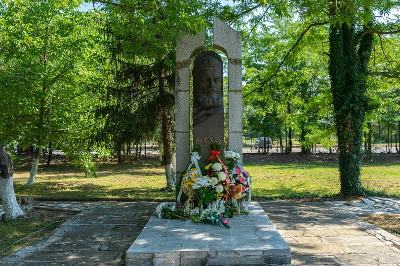 Общоградско поклонение и полагане на венци и цветя организира община Ямбол на 2-ри юни - Деня на Ботев и загиналите за национално освобождение и независимост...