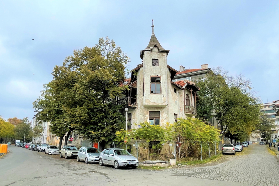 На 1 ноември 2021 година беше подписан договорът за покупко-продажба на Брънековата къща между кмета на Ямбол Валентин Ревански и наследниците на имота...