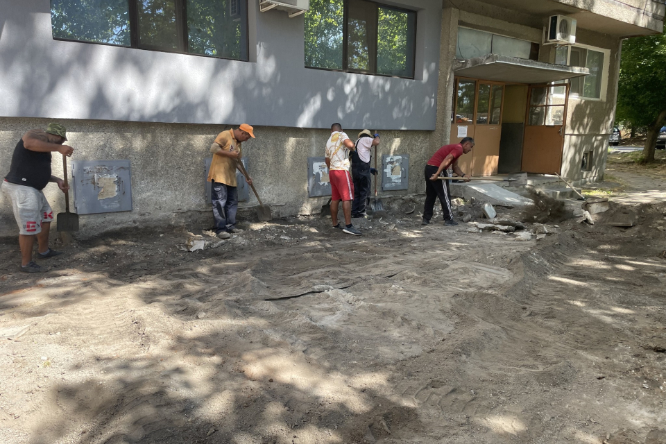 Община Ямбол стартира ремонтни дейности и в жилищен комплекс „Хале“, в района пред блок 3. Предвижда се пълна подмяна на тротоарната настилка с нова от...
