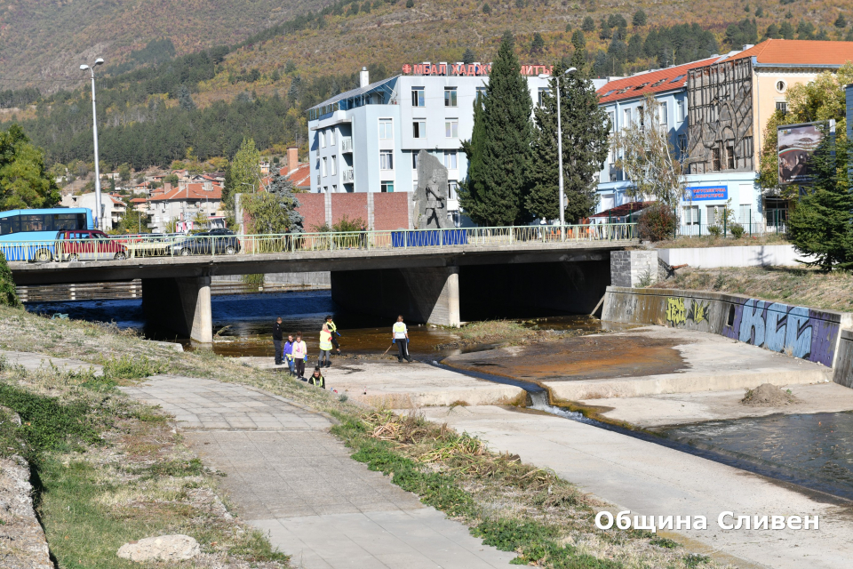 Есенно почистване на речните корита се извършва в Сливен. Кампанията е част от ежегодните дейности на Общината за осигуряване на проводимост на реките,...
