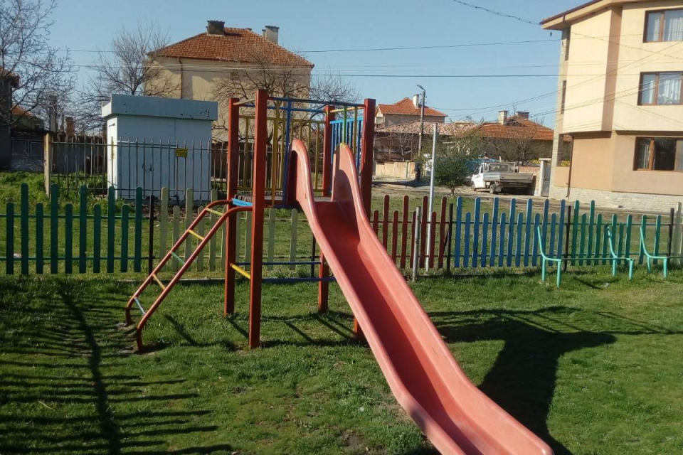 Община Сливен продължава обновяването на детските площадки в различни части на града, съобщиха от Общинско предприятие „Озеленяване“. Дейностите включват...