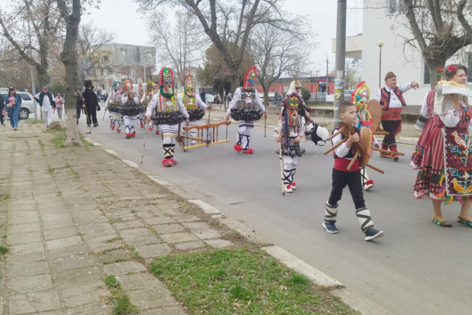 Слънце, настроение, красота и богатство на кукерски костюми. Така може да се определи поредния Общински кукерски празник в Стралджа. От заявилите участие...