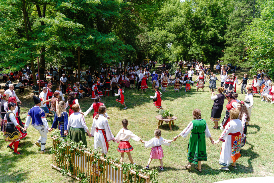 Над 350 участници от 22 села на община „Тунджа“ са заявили участие в шестото издание на Общинския празник на традициите „Модата се мени, фолклорът остава“,...