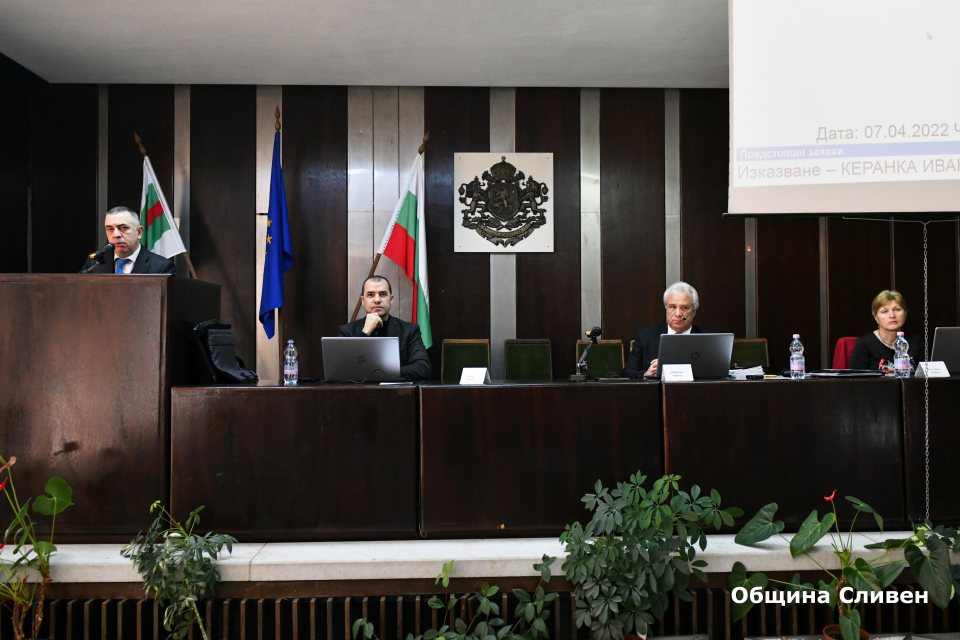 Бюджетът на община Сливен за 2022 г. беше приет на днешното заседание на местния парламент. Планираните приходи са в размер на 153 932 060 лв., като увеличението...