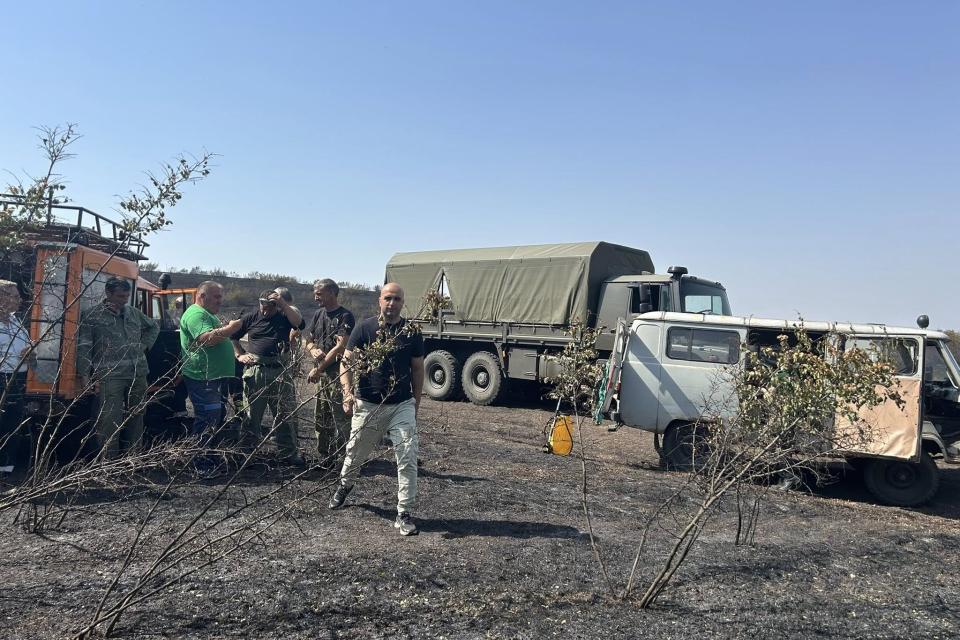 Към настоящия момент обстановката на връх Бакаджик постепенно започва да се стабилизира, като продължават да се правят просеки с тежкотоварна техника,...